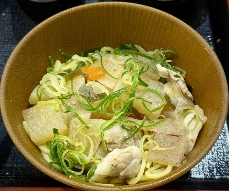 すき家 イオンモール秋田店 秋田県秋田市御所野 イオンモール秋田店3Fフードコート 四ツ小屋駅 とん汁みそらーめん 豚汁味噌ラーメン 牛丼 たまごランチセット 追加トッピング キムチ フライドにんにく 明太マヨ 汁なしまぜそばに魔改造