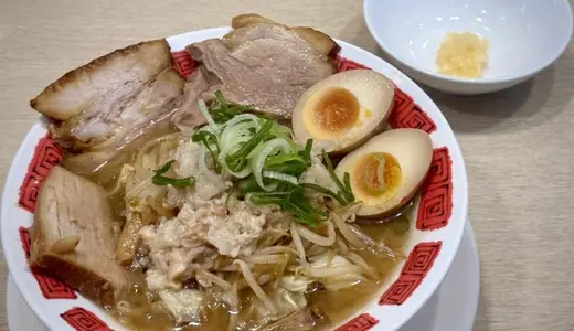 バーミヤン秋田旭南店にて厚切り焼豚のバミ郎そば(マシ盛)＋背脂増しをオーダー！豚骨醤油スープに極太ワシワシ麺を合わせた二郎インスパイアなガッツリラーメン♪