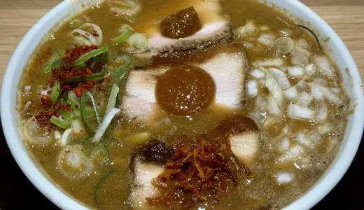 津軽煮干 ひらこ屋＠東京にて辛い煮干そばTYPE-Tをオーダー！大衆スタンドてんぐ大ホール→焼き鳥・肉刺し すみかを昼からハシゴ酒した船橋飲みのアフターは遠征を締めくくる辛ニボラーメン♪