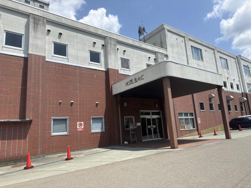 お山の大将 in やまゆり温泉 ホテルブラン 秋田県雄勝郡東成瀬村椿川 やまゆり温泉 ホテルブラン2F大広間 ホテル外観