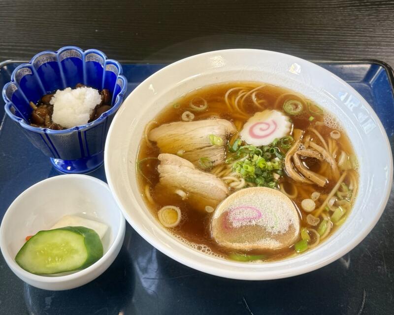 お山の大将 in やまゆり温泉 ホテルブラン 秋田県雄勝郡東成瀬村椿川 やまゆり温泉 ホテルブラン2F大広間 秋田ご当地ラーメン 稲庭中華そば 醤油ラーメン 漬け物 なめこおろし 小鉢付き