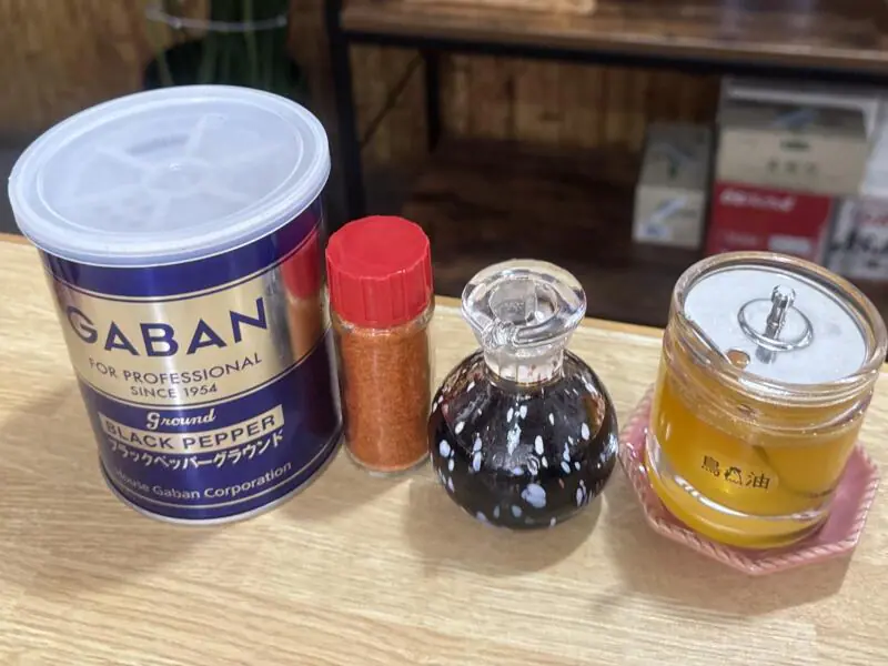 自家製手打ち中華そば 花菱 はなびし 青森県弘前市境関 撫牛子駅 境関 中華そば 醤油ラーメン 津軽煮干しラーメン 味変 調味料
