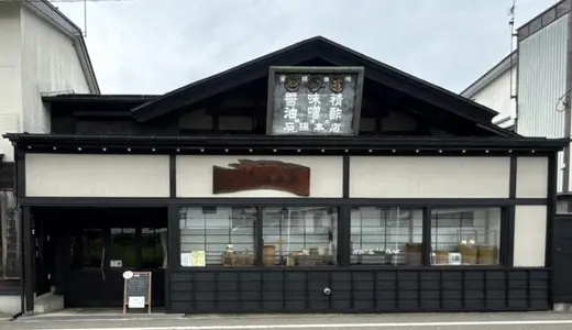 石孫本店＠秋田県湯沢市にて石孫らーめん(醤油)＆担々麺(ピリ辛)をオーダー♪創業170年オーバーの老舗醸造元で「石孫らーめんの日」と銘打って土曜日の昼のみ食べれるレア旨な稲庭ラーメン♪