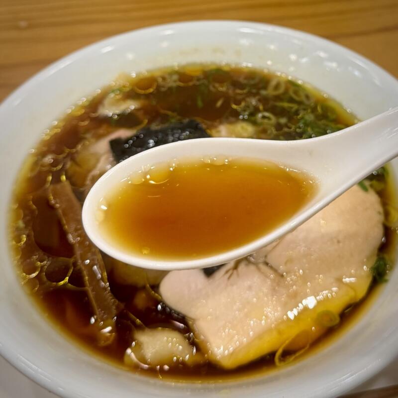 らぁ麺 くろ田 青森県弘前市山崎 自衛隊前 聖愛中高前駅 醤油らぁ麺 醤油手もみ 醤油ラーメン スープ