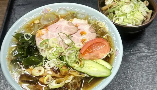 いさみや食堂＠新潟県長岡市新栄町にて冷し丼＆もつ煮をオーダー！冷しラーメンのアフターは佐藤豆腐店で名物・揚げたて熱々あぶらげも食べて栃尾グルメを心ゆくまで堪能♪