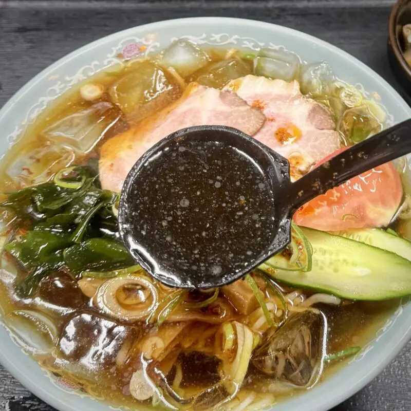 いさみや食堂 新潟県長岡市新栄町 見附駅 栃尾 冷し丼 冷やしラーメン 冷しらーめん 冷たい醤油ラーメン 氷入り中華そば スープ