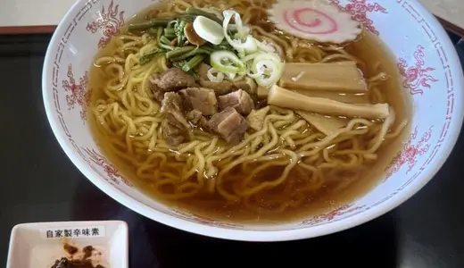 稲倉山荘＠秋田県にかほ市象潟町小滝にて鳥海ラーメンをオーダー！江戸系風なニラ辛薬味が添えられるお山の親鶏ラーメン♪