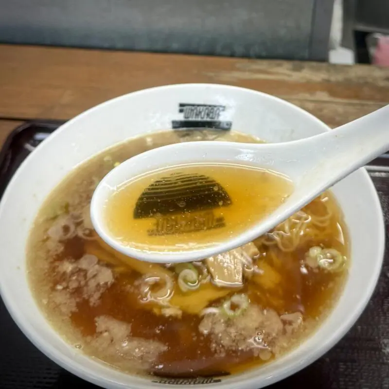 中華そば若葉 築地市場通り若葉 築地若葉 東京都中央区築地 築地市場駅 築地駅 らーめん 醤油ラーメン 朝ラー スープ